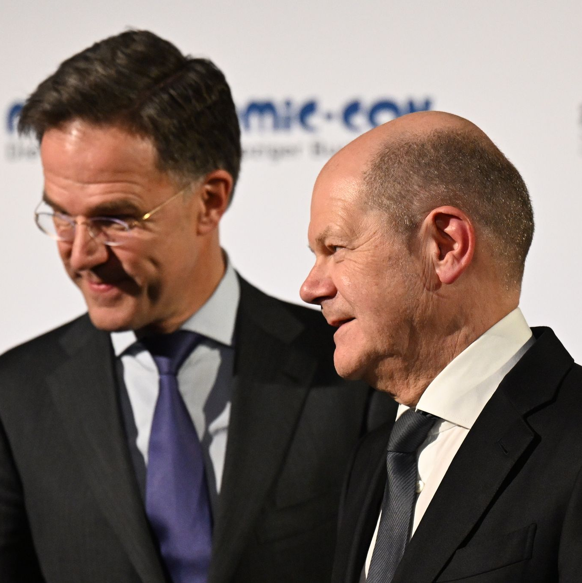 Bundeskanzler Olaf Scholz und der niederländische Ministerpräsident Mark Rutte kommen zur Eröffnung der Leipziger Buchmesse. - Foto: Hendrik Schmidt/dpa
