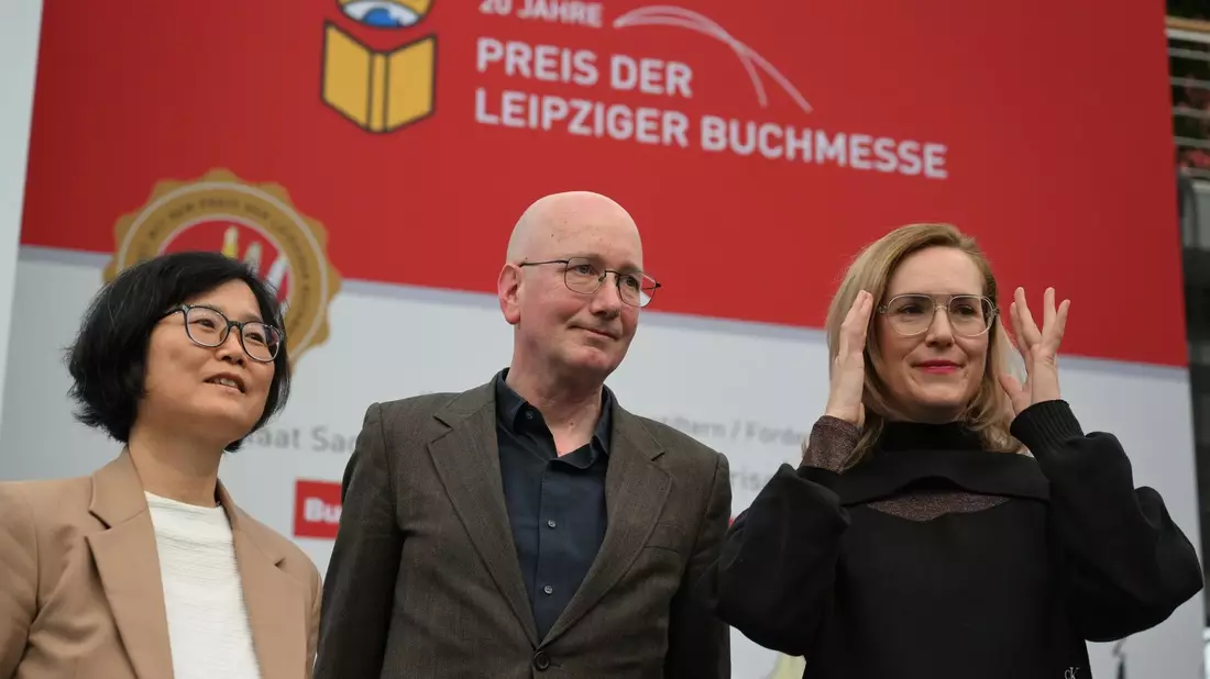 Die Preisträger der diesjährigen Buchmesse: Barbi Markovi? (r.),  Tom Holert und Ki-Hyang Lee in Leipzig. - Bild: Hendrik Schmidt/dpa