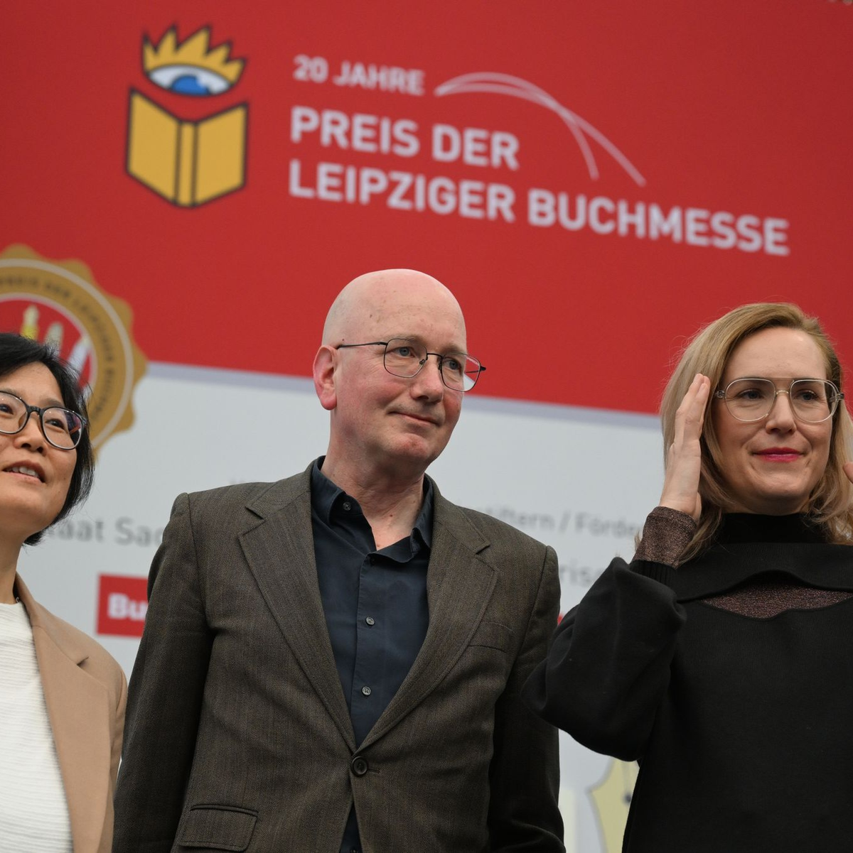 Die Preisträger der diesjährigen Buchmesse: Barbi Markovi? (r.),  Tom Holert und Ki-Hyang Lee in Leipzig. - Foto: Hendrik Schmidt/dpa