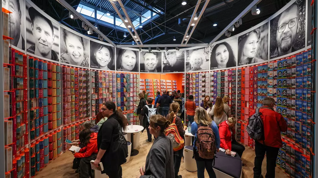 Besucher stehen an einem der Stände auf der Leipziger Buchmesse. - Bild: Jan Woitas/dpa
