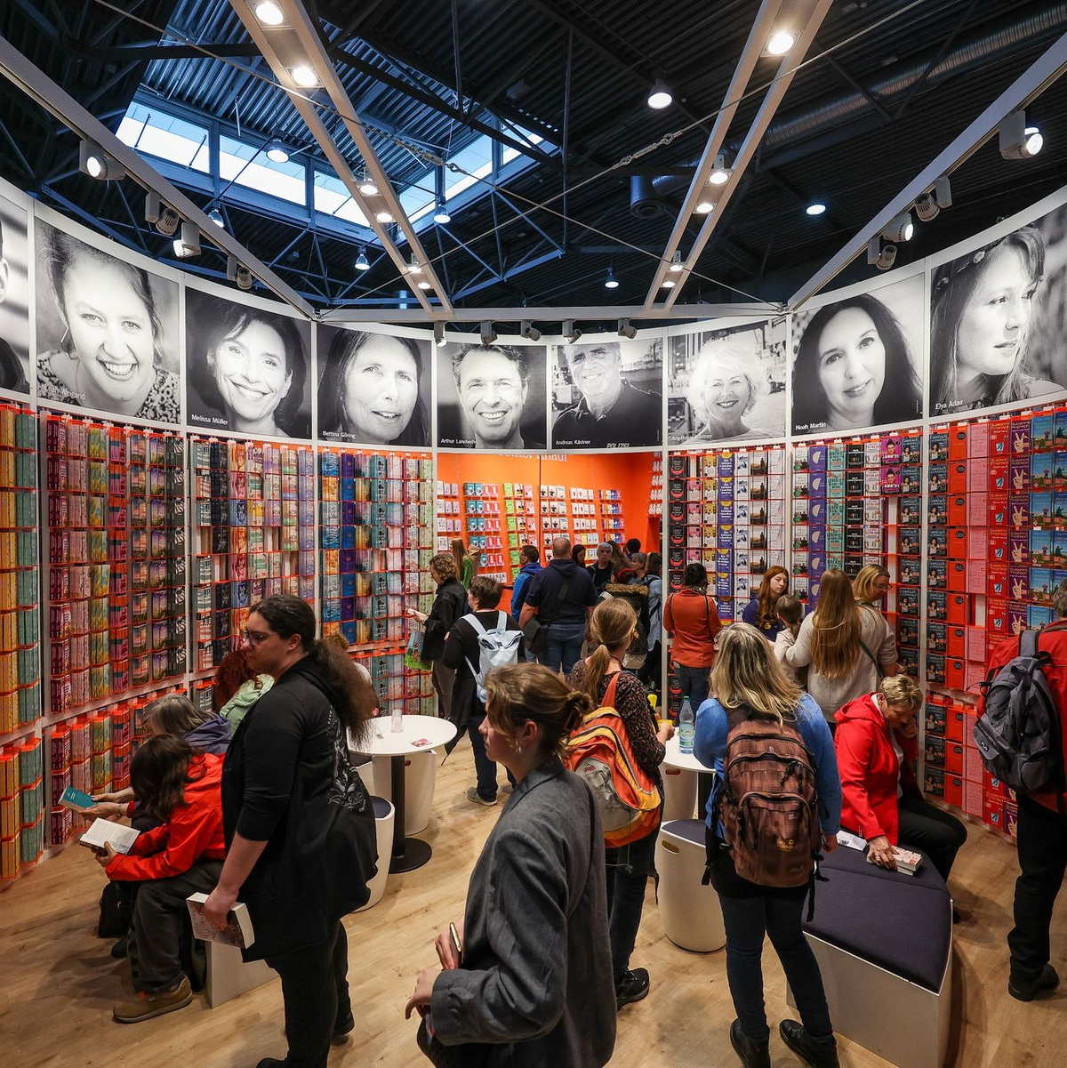 Besucher stehen an einem der Stände auf der Leipziger Buchmesse. - Foto: Jan Woitas/dpa