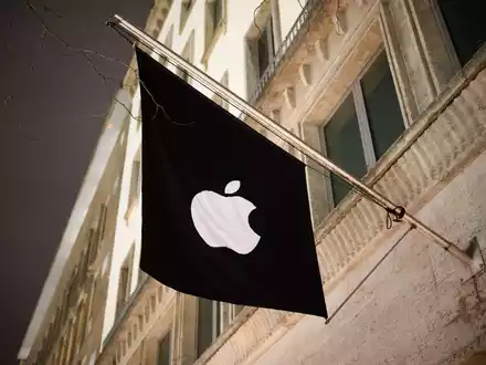 Bei den Vorwürfen gegen Apple geht es im Kern darum, dass der Konzern Nutzer an eigene Geräte dadurch binde, dass er Dienste anderer Unternehmen künstlich weniger attraktiv mache. - Foto: Julian Stratenschulte/dpa