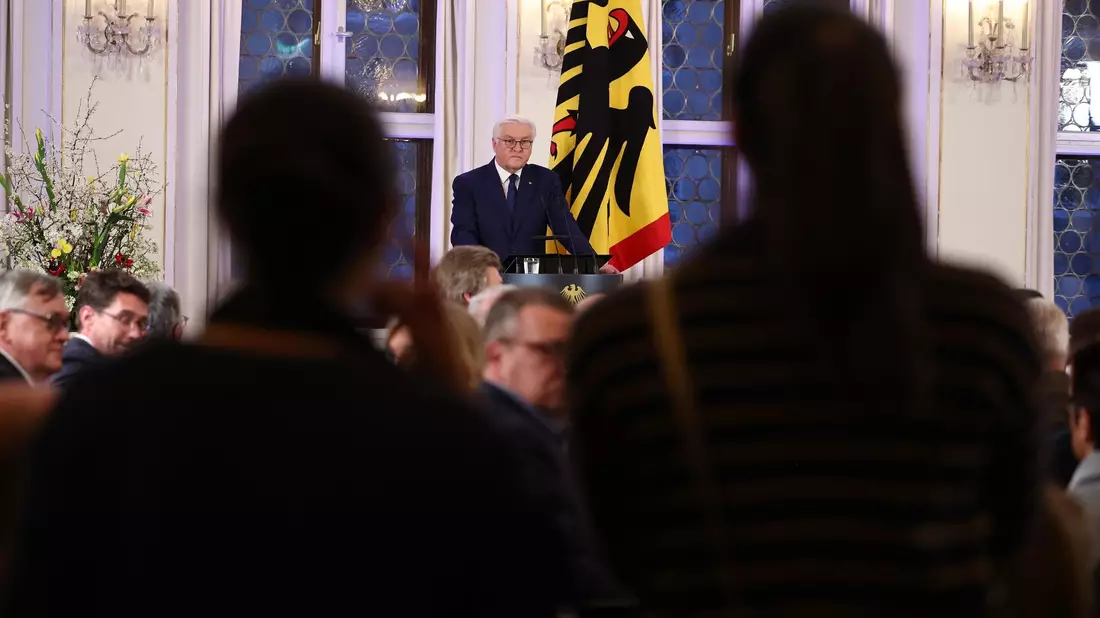 Propalästinensische Demonstranten unterbrechen die Rede von Bundespräsident Frank-Walter Steinmeier in Leipzig. - Bild: Jan Woitas/dpa