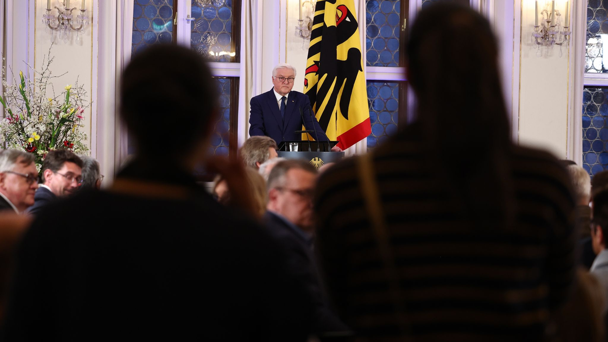 Propalästinensische Demonstranten unterbrechen die Rede von Bundespräsident Frank-Walter Steinmeier in Leipzig. - Foto: Jan Woitas/dpa