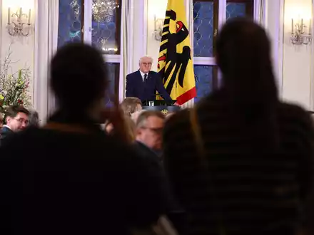 Propalästinensische Demonstranten unterbrechen die Rede von Bundespräsident Frank-Walter Steinmeier in Leipzig. - Foto: Jan Woitas/dpa