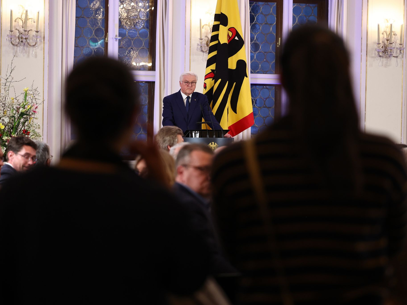Propalästinensische Demonstranten unterbrechen die Rede von Bundespräsident Frank-Walter Steinmeier in Leipzig. - Foto: Jan Woitas/dpa