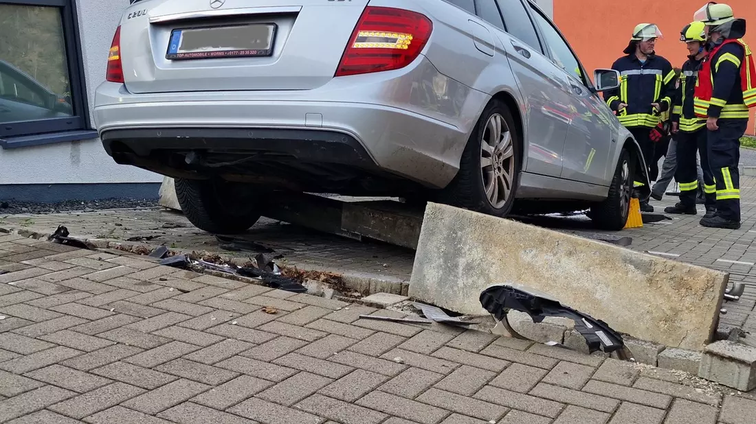 FW Heimbach: Verkehrsunfall in Heimbach - PKW durchbricht Mauer und verursacht Hohen Sachschaden - Bild: presseportal.de