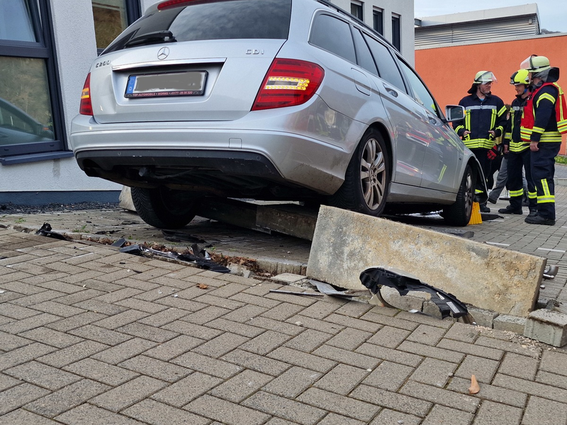 FW Heimbach: Verkehrsunfall in Heimbach - PKW durchbricht Mauer und verursacht Hohen Sachschaden - Foto: presseportal.de