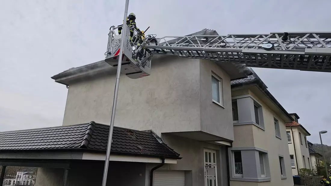 FW-AR: SCHNELLER EINSATZ VERHINDERT GRÖSSEREN SCHADEN: FEUERWEHR LÖST BRAND IN ARNSBERG - Bild: presseportal.de