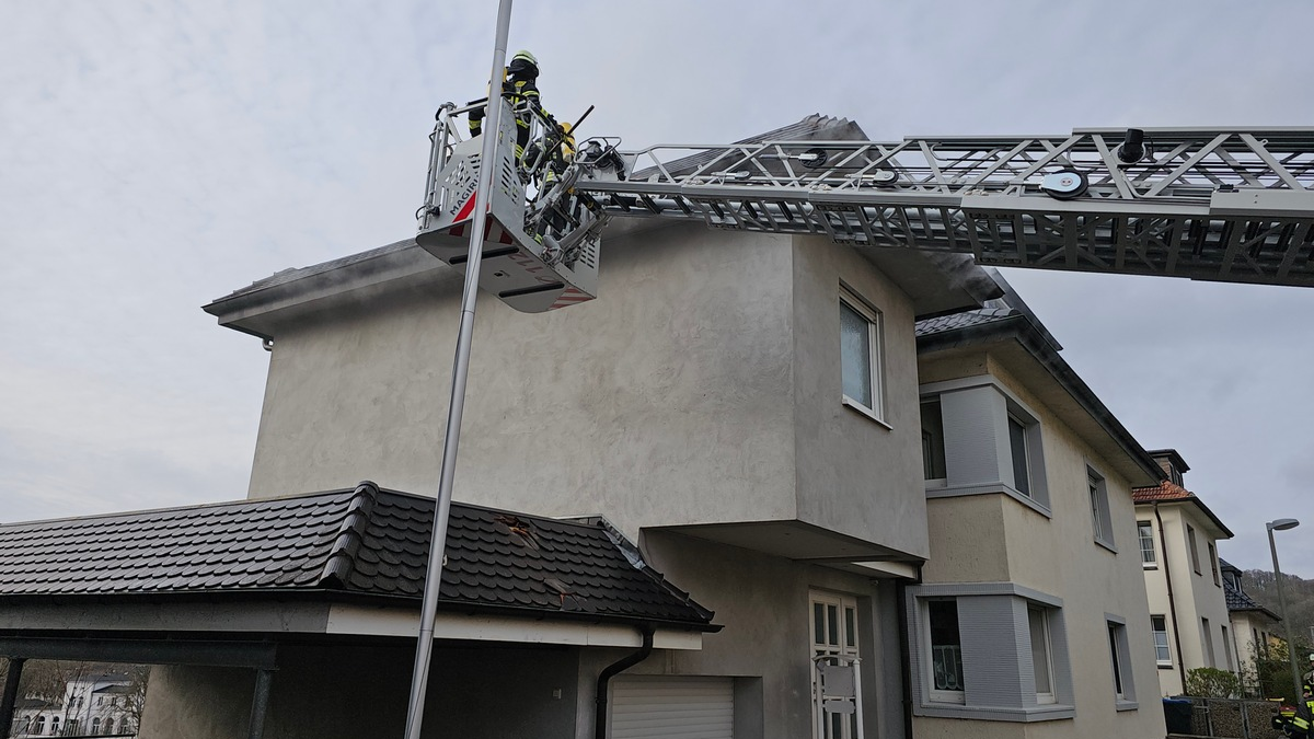 FW-AR: SCHNELLER EINSATZ VERHINDERT GRÖSSEREN SCHADEN: FEUERWEHR LÖST BRAND IN ARNSBERG - Foto: presseportal.de