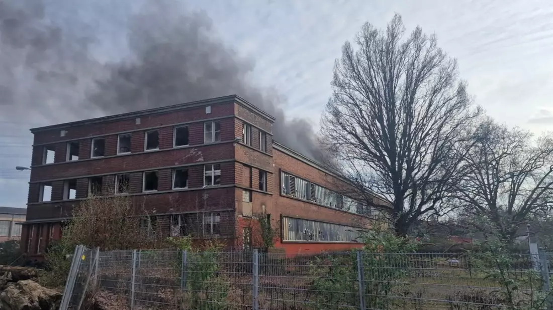 FW-E: Starke Rauchentwicklung aus leerstehender Industrieruine - Brandausbreitung verhindert - Bild: presseportal.de