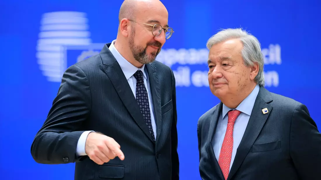 Ratspräsident Charles Michel (l) und UN-Generalsekretär António Guterres beim EU-Gipfel in Brüssel. - Bild: Geert Vanden Wijngaert/AP/dpa