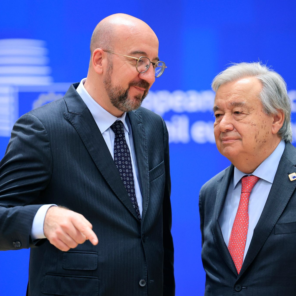 Ratspräsident Charles Michel (l) und UN-Generalsekretär António Guterres beim EU-Gipfel in Brüssel. - Foto: Geert Vanden Wijngaert/AP/dpa