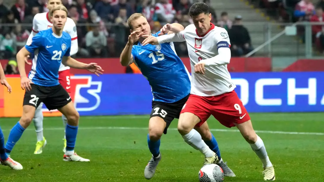 Robert Lewandowski (r) hat mit Polen das Playoff-Finale erreicht. - Bild: Czarek Sokolowski/AP