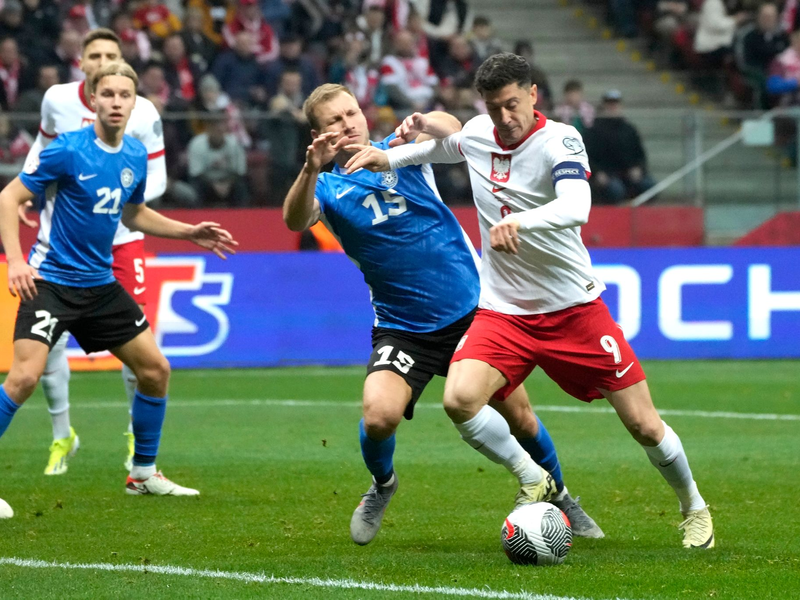 Robert Lewandowski (r) hat mit Polen das Playoff-Finale erreicht. - Foto: Czarek Sokolowski/AP