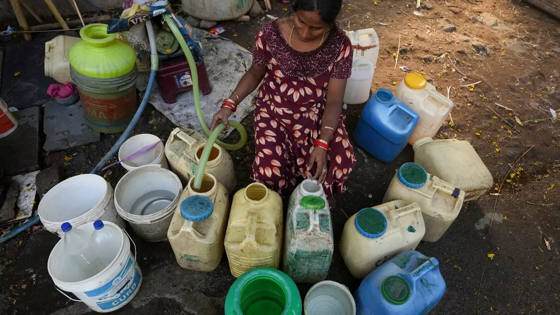 Der Zugang zu sauberem Trinkwasser ist in vielen Gegenden der Welt keine Selbstverständlichkeit. Die Klimakrise verstärkt das Problem zusätzlich. - Bild: Mahesh Kumar A./AP/dpa