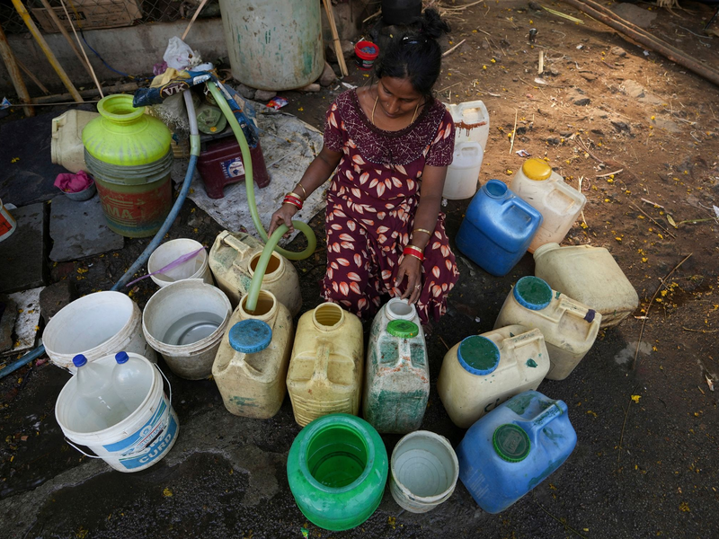 Der Zugang zu sauberem Trinkwasser ist in vielen Gegenden der Welt keine Selbstverständlichkeit. Die Klimakrise verstärkt das Problem zusätzlich. - Foto: Mahesh Kumar A./AP/dpa