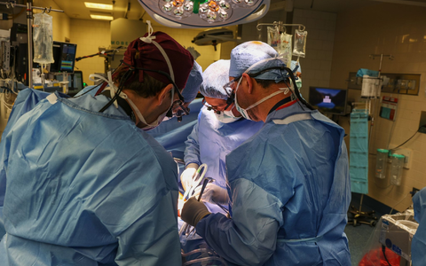 Laut dem Krankenhaus habe die Operation vier Stunden gedauert, der Patient erhole sich gut und werde wohl bald entlassen werden können. - Foto: Michelle Rose/Massachusetts General Hospital/dpa