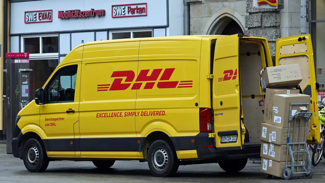 Normalerweise stellt der Paketdienstleister DHL eigenen Angaben zufolge nur etwa 6,3 Millionen Pakete pro Tag zu. - Bild: Martin Schutt/dpa