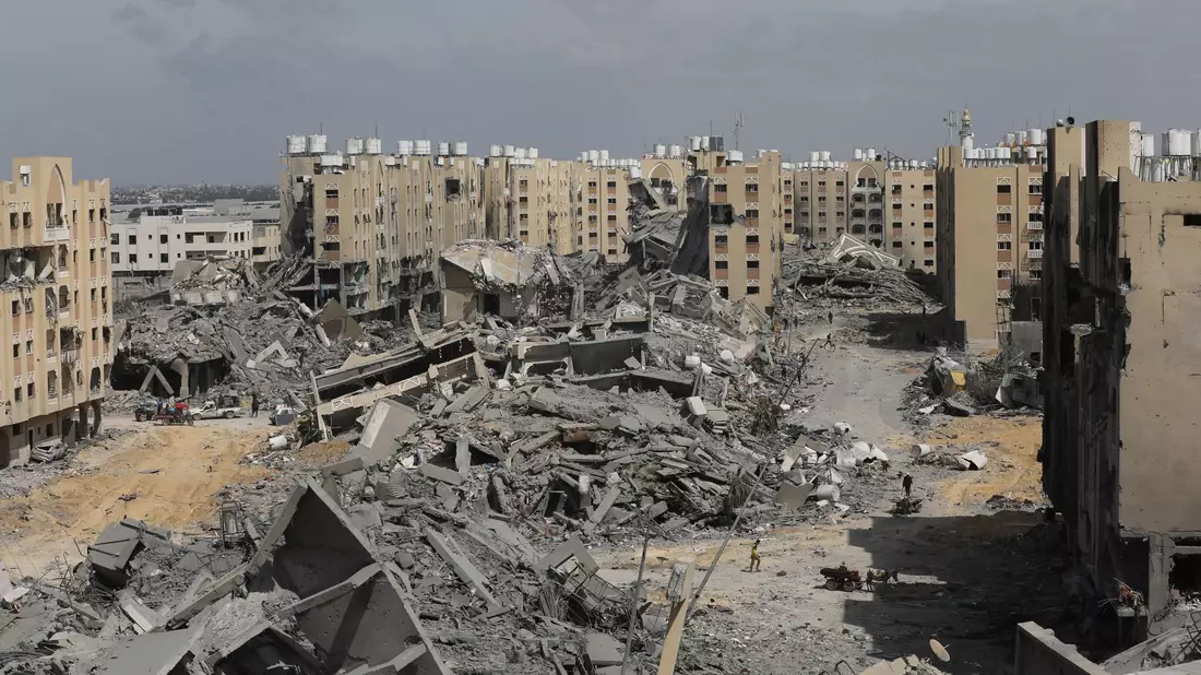 Palästinenser inspizieren die Schäden an den zerstörten Gebäuden in Hamad City. Die USA und die EU erhöhen den Druck auf Israel. Der UN-Sicherheitsrat könnte erstmals eine dauerhafte Feuerpause fordern. - Bild: Naaman Omar/APA Images via ZUMA Press Wire/dpa