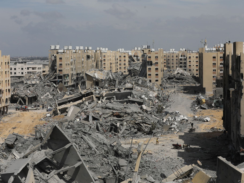 Palästinenser inspizieren die Schäden an den zerstörten Gebäuden in Hamad City. Die USA und die EU erhöhen den Druck auf Israel. Der UN-Sicherheitsrat könnte erstmals eine dauerhafte Feuerpause fordern. - Foto: Naaman Omar/APA Images via ZUMA Press Wire/dpa