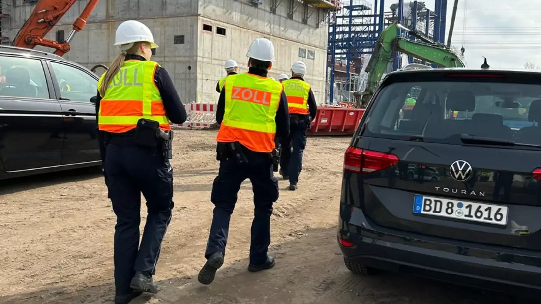 HZA-HH: Bundesweite Schwerpunktprüfung gegen Schwarzarbeit // Zoll nimmt auch in Hamburg die Baubranche ins Visier - Bild: presseportal.de