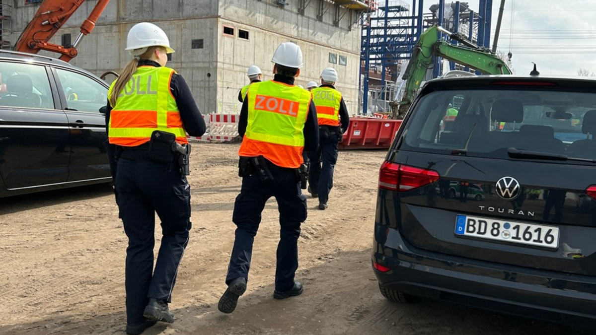 HZA-LÖ: Zoll stoppt Feuerwehr-Oldtimer auf der BAB 5 - Foto: presseportal.de