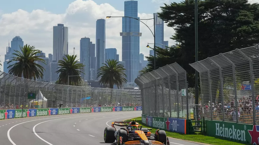 McLaren-Pilot Lando Norris fuhr beim Training in Melbourne die schnellste Zeit. - Bild: Scott Barbour/AP