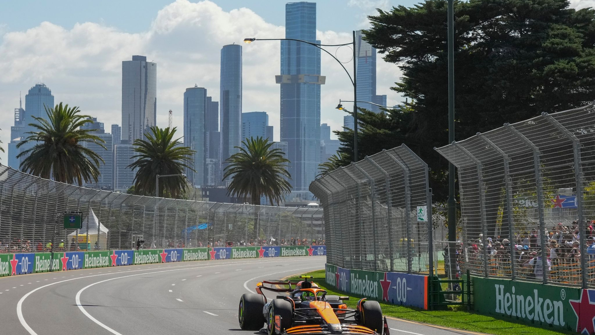 McLaren-Pilot Lando Norris fuhr beim Training in Melbourne die schnellste Zeit. - Foto: Scott Barbour/AP