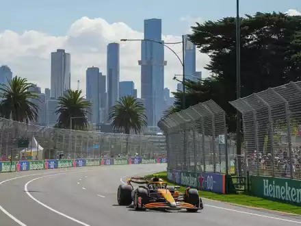 McLaren-Pilot Lando Norris fuhr beim Training in Melbourne die schnellste Zeit. - Foto: Scott Barbour/AP