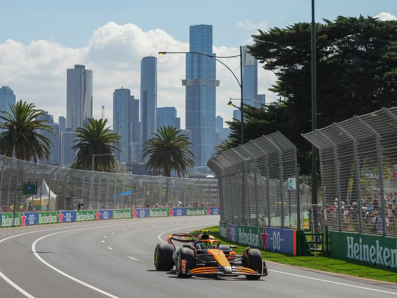 McLaren-Pilot Lando Norris fuhr beim Training in Melbourne die schnellste Zeit. - Foto: Scott Barbour/AP
