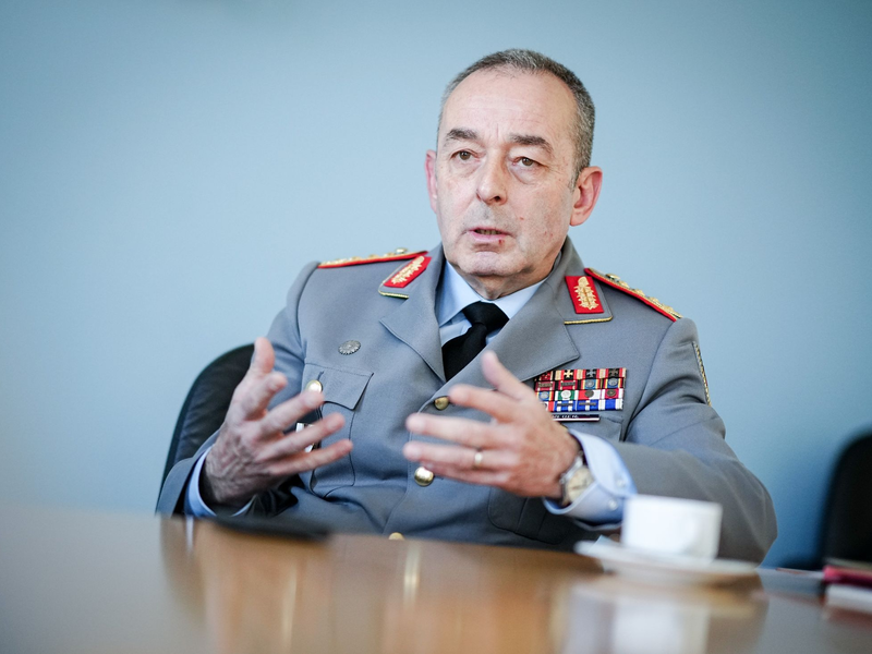 Generalinspekteur Carsten Breuer empfiehlt eine Angriffsabwehrlösung im Nato-Verbund. - Foto: Kay Nietfeld/dpa