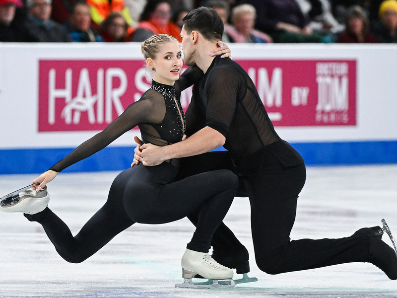 Die Eiskunstläufer Minerva Fabienne Hase und Nikita Wolodin haben bei der WM in Montreal die Bronzemedaille gewonnen. - Foto: Graham Hughes/The Canadian Press/AP/dpa