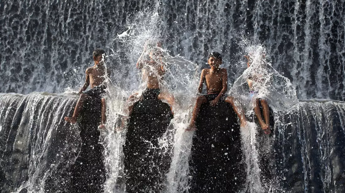 Der Fluss Unda, der zweitgrößte Fluss auf der Insel Bali, wird für verschiedene Aktivitäten genutzt, zum Beispiel für touristische Aktivitäten wie Wasserrafting und landwirtschaftliche Bewässerungsaktivitäten. - Bild: Firdia Lisnawati/AP/dpa