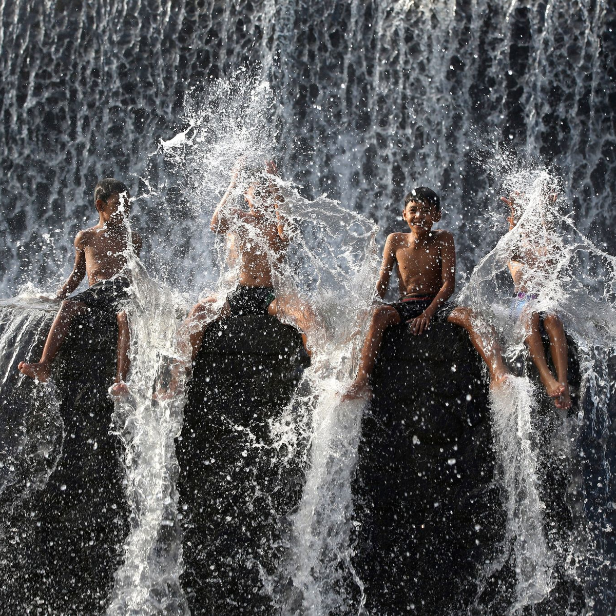 Der Fluss Unda, der zweitgrößte Fluss auf der Insel Bali, wird für verschiedene Aktivitäten genutzt, zum Beispiel für touristische Aktivitäten wie Wasserrafting und landwirtschaftliche Bewässerungsaktivitäten. - Foto: Firdia Lisnawati/AP/dpa