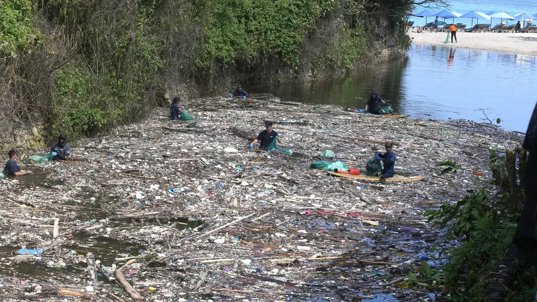 Freiwillige sammeln in Pecatu auf Bali Müll aus einem Fluss. Die Abfall-Flut, die viele Strände und Flussufer seit Tagen überrollt, ist erschreckend. - Bild: Firdia Lisnawati/AP