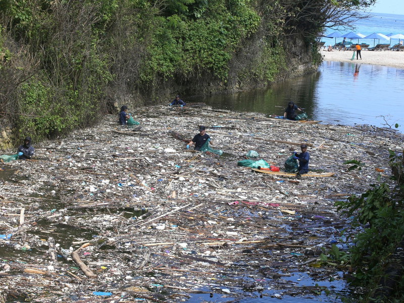 Freiwillige sammeln in Pecatu auf Bali Müll aus einem Fluss. Die Abfall-Flut, die viele Strände und Flussufer seit Tagen überrollt, ist erschreckend. - Foto: Firdia Lisnawati/AP