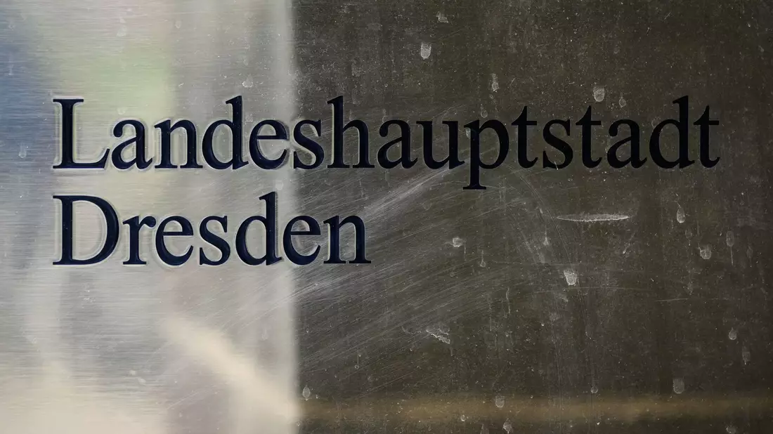 In Dresden wurde für die Einführung einer Bezahlkarte gestimmt. - Bild: Robert Michael/dpa
