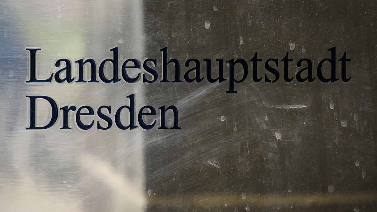 In Dresden wurde für die Einführung einer Bezahlkarte gestimmt. - Foto: Robert Michael/dpa