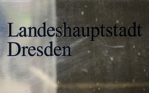 In Dresden wurde für die Einführung einer Bezahlkarte gestimmt. - Foto: Robert Michael/dpa