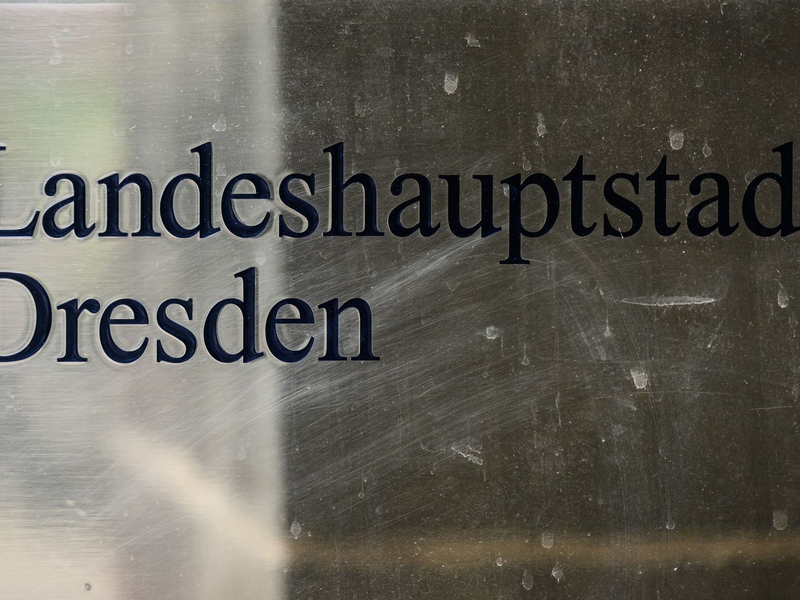 In Dresden wurde für die Einführung einer Bezahlkarte gestimmt. - Foto: Robert Michael/dpa