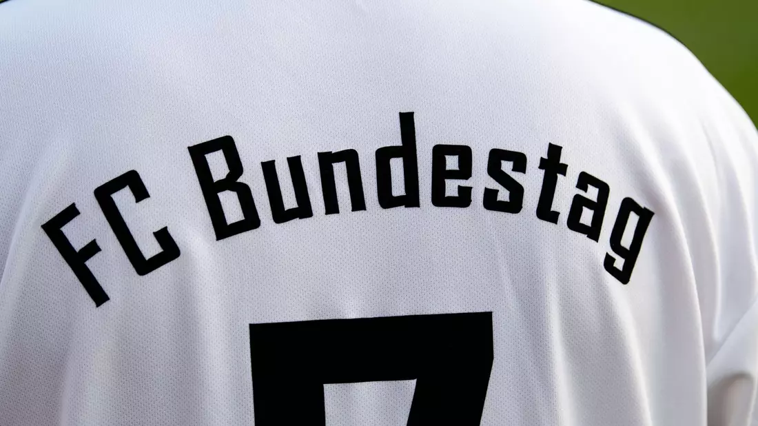 Der FC Bundestag ist die parteiübergreifende Fußballmannschaft im Deutschen Bundestag. - Bild: Fabian Sommer/dpa