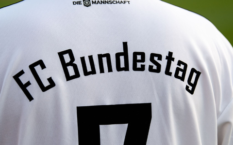 Der FC Bundestag muss einem Gerichtsurteil zufolge Abgeordneten aller im Bundestag vertretenen Parteien offen stehen. - Foto: Fabian Sommer/dpa