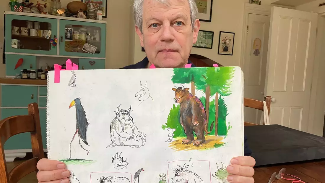 Axel Scheffler zeigt eine frühe Skizze des «Grüffelo» in seinem Esszimmer in London. - Bild: Christoph Meyer/dpa