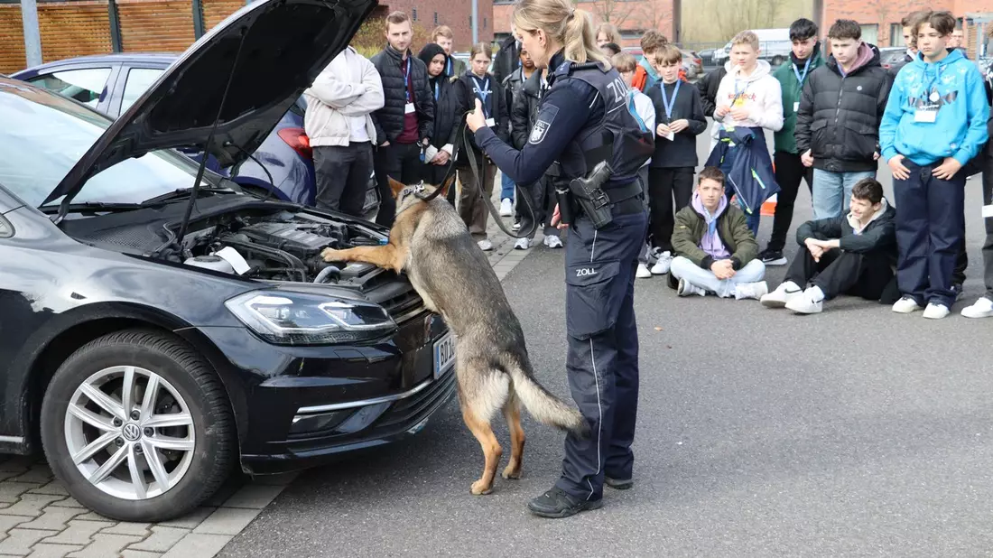 HZA-MS: Versteckte Banknoten unter der Motorhaube, echte Koralle zum Anfassen und vieles mehr / Hauptzollamt Münster organisiert Berufsfelderkundungstag - Bild: presseportal.de