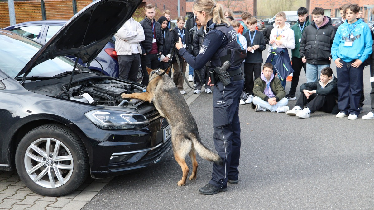 HZA-MS: Versteckte Banknoten unter der Motorhaube, echte Koralle zum Anfassen und vieles mehr / Hauptzollamt Münster organisiert Berufsfelderkundungstag - Foto: presseportal.de