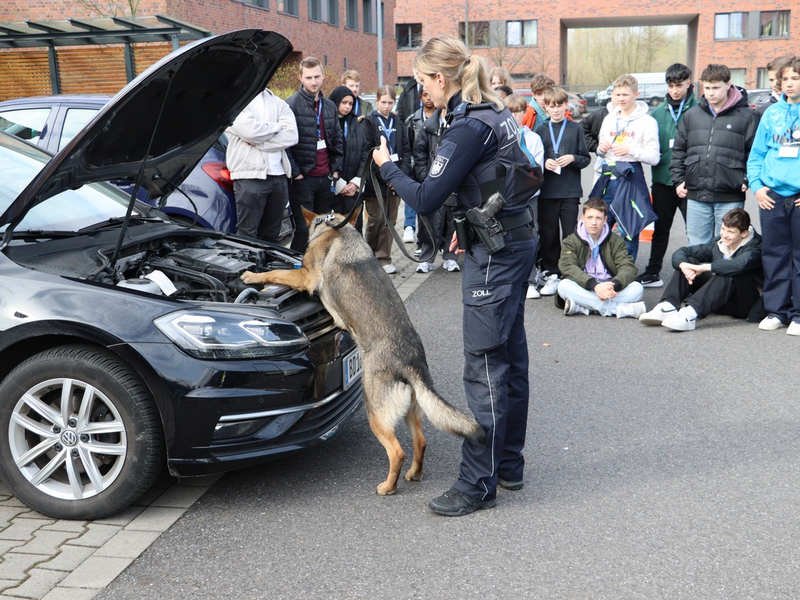 HZA-MS: Versteckte Banknoten unter der Motorhaube, echte Koralle zum Anfassen und vieles mehr / Hauptzollamt Münster organisiert Berufsfelderkundungstag - Foto: presseportal.de