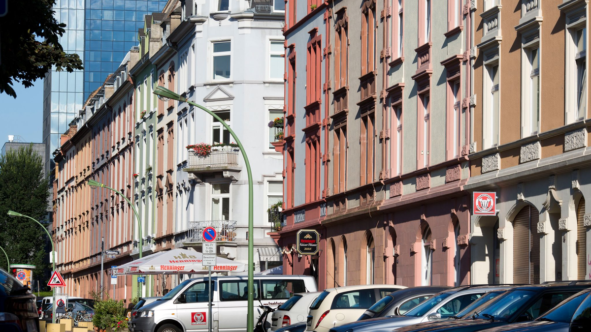 Blick auf eine Häuserzeile im Frankfurter Nordend. - Foto: Frank Rumpenhorst/dpa