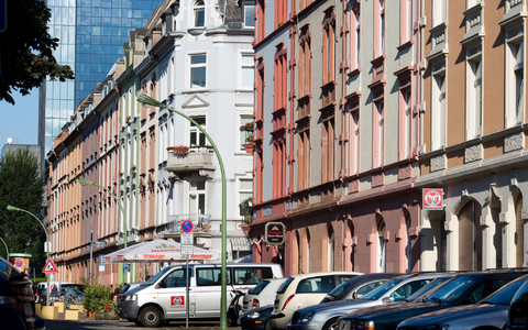 Blick auf eine Häuserzeile im Frankfurter Nordend. - Foto: Frank Rumpenhorst/dpa