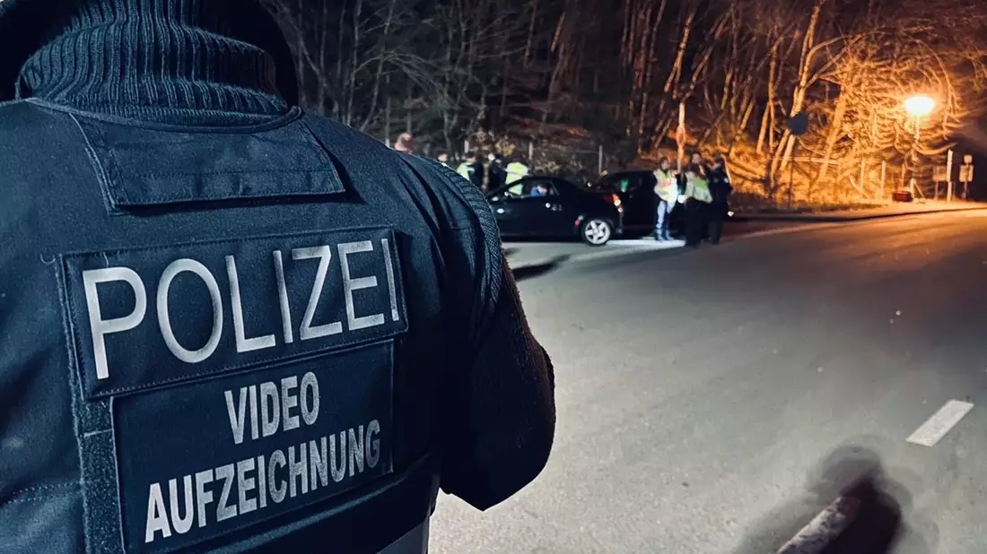 POL-PDPS: Behördenübergreifende Großkontrolle auf der Bundesstraße 10 - Bild: presseportal.de